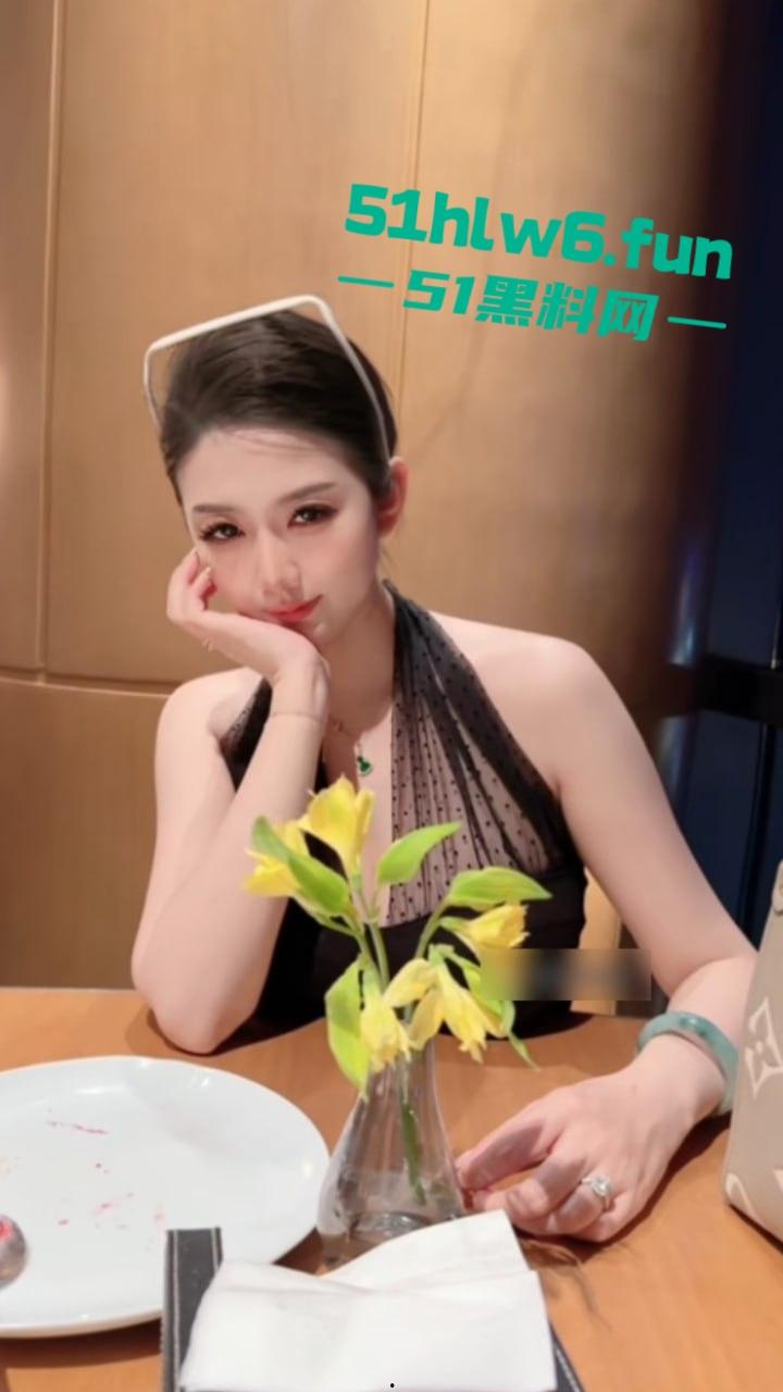 抖音巨乳长腿女神【小莹子是汤圆妈】百万粉丝女网友，表面贤妻良母背地却是性瘾母狗，被开盒曝光私密照。-11