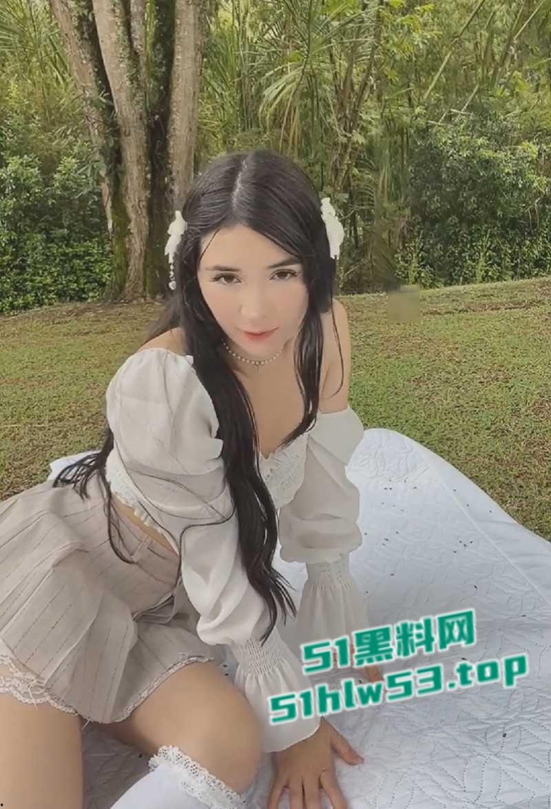 TikTok中美混血网红【Catsara】下海黄片流出，绝美尤物车震抠逼自慰，户外露出骑乘假屌！-4