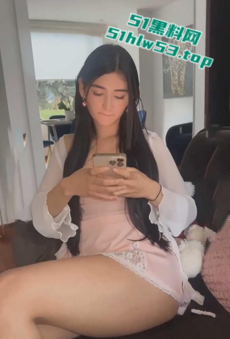 TikTok中美混血网红【Catsara】下海黄片流出，绝美尤物车震抠逼自慰，户外露出骑乘假屌！-6