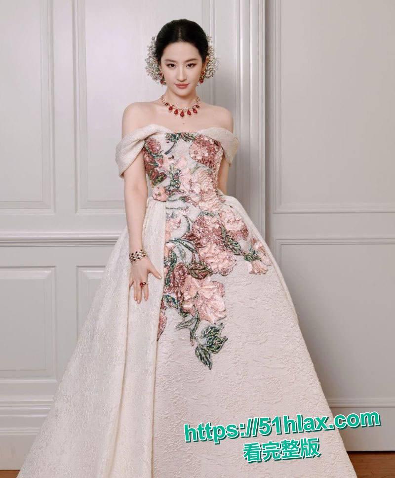 刘亦菲 与韩国人的不解情缘 为艺术全裸献身逼毛清晰奶头硬挺-6