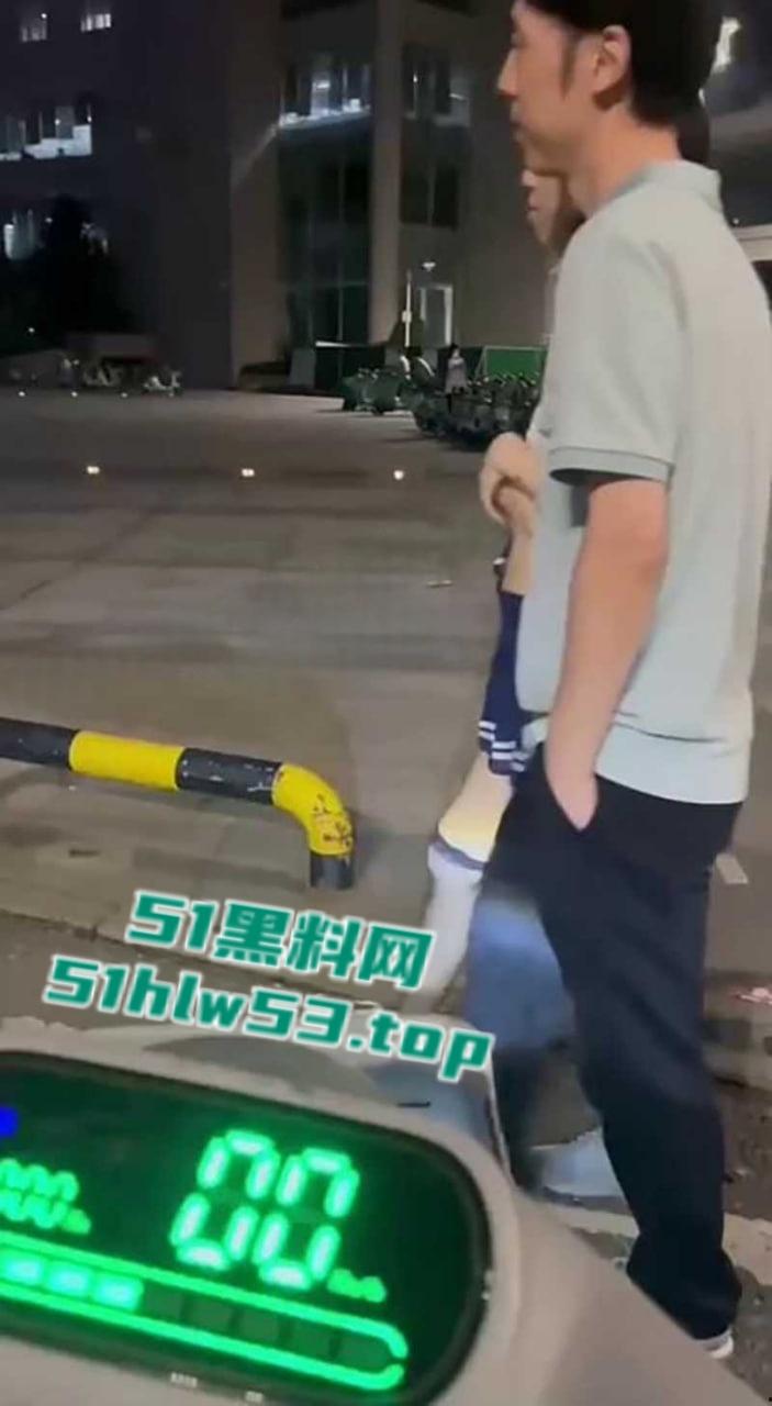 湖北经济学院,JK制服学生妹与男友校园露出野战被围观,白天激情后入深夜疯狂口交,小年轻b瘾真大啊!-3