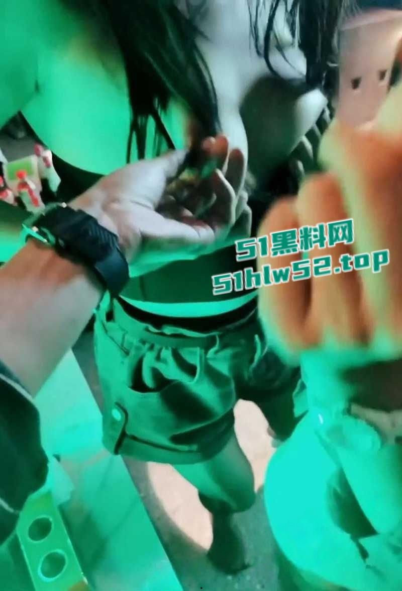 极品人妻【小鲸鱼】KTV淫趴视频流出，闺蜜当众露逼揉奶狂跳骚舞撩拨群男，少妇还是更会玩啊！-5