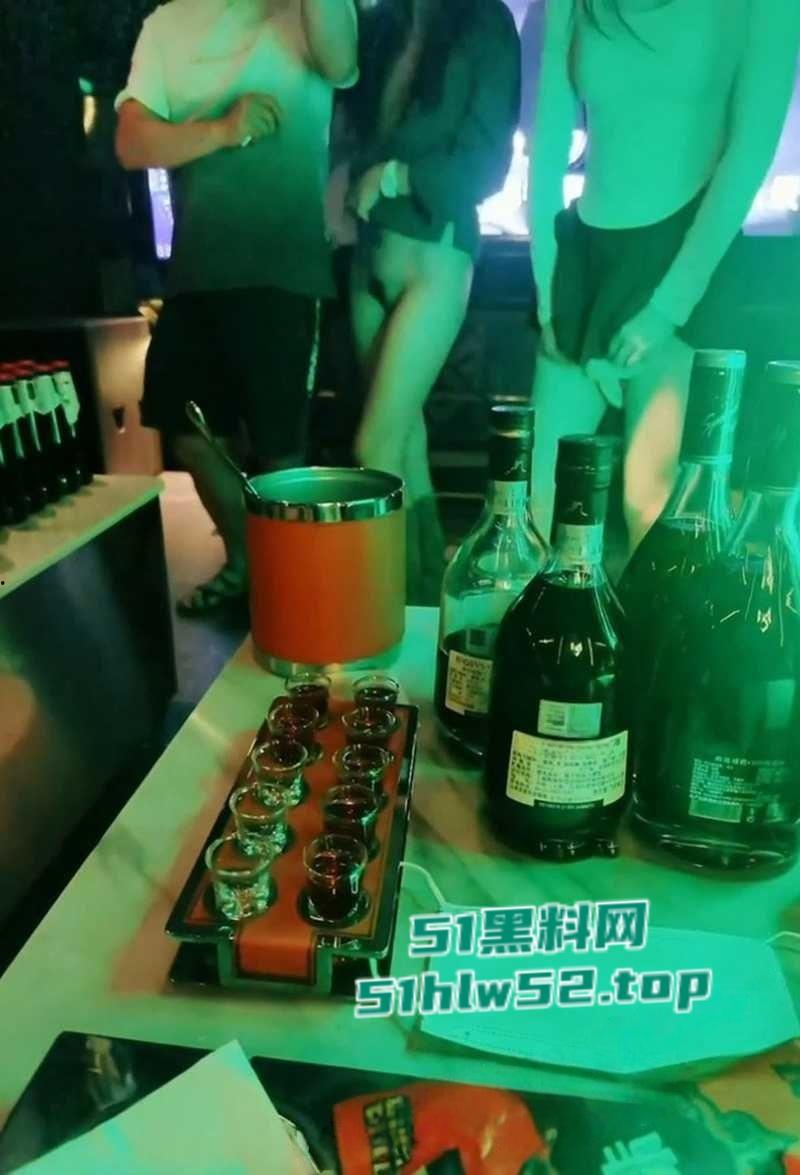 极品人妻【小鲸鱼】KTV淫趴视频流出，闺蜜当众露逼揉奶狂跳骚舞撩拨群男，少妇还是更会玩啊！-7