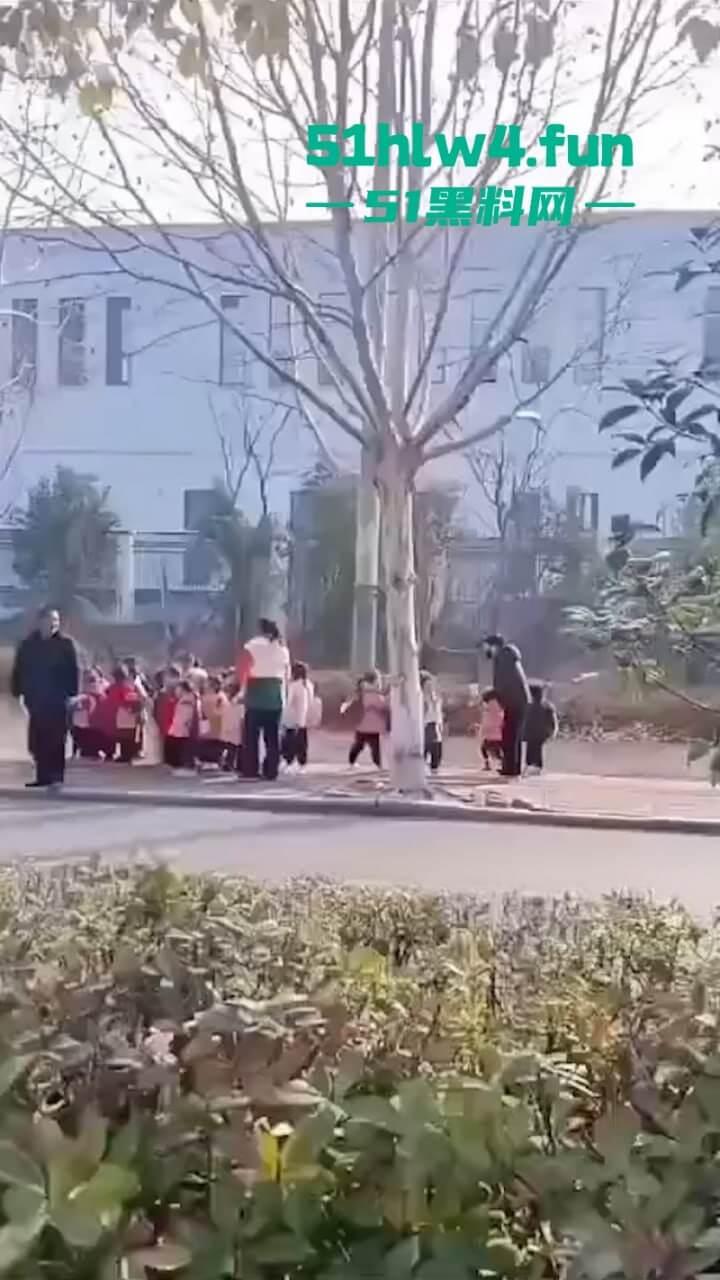 画面凄惨!安徽校车烧成骨架,2女孩互抱烧死幼儿园仍正常上课!目击者:起火后司机还继续开!-9