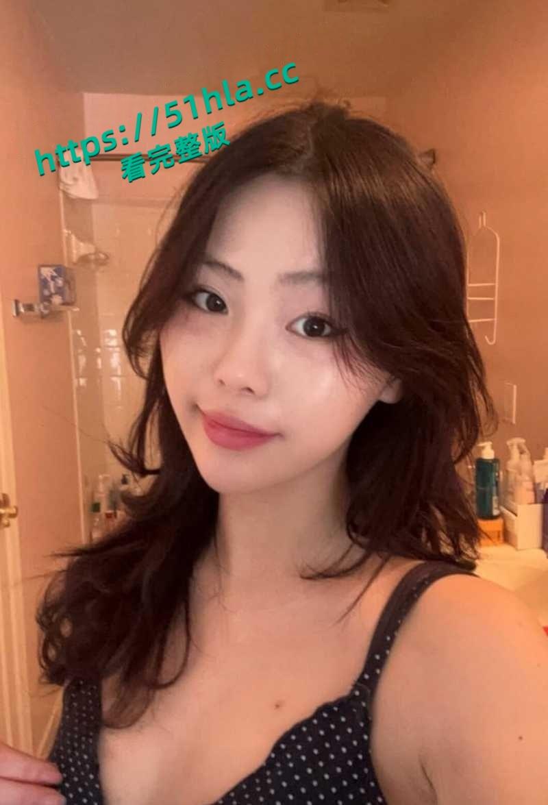 嫩妹福利姬【soph96719】六月最新福利，脸穴同框玩假屌自慰骑乘后入，劈腿揉穴能欲能甜的淫骚小母狗！-1