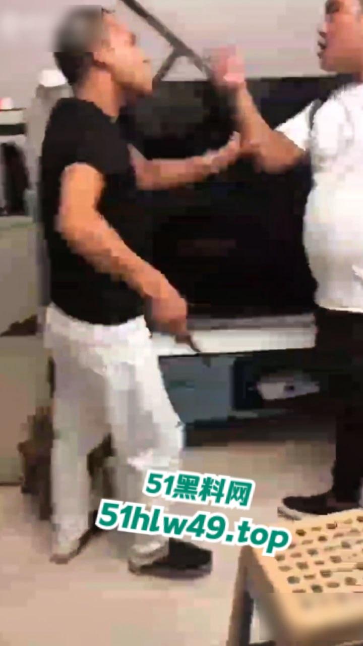 实拍朋友吵架捅刺现场,持刀威胁不服不忿结果大哥说捅就捅,这一刀扎老实了吧!-6