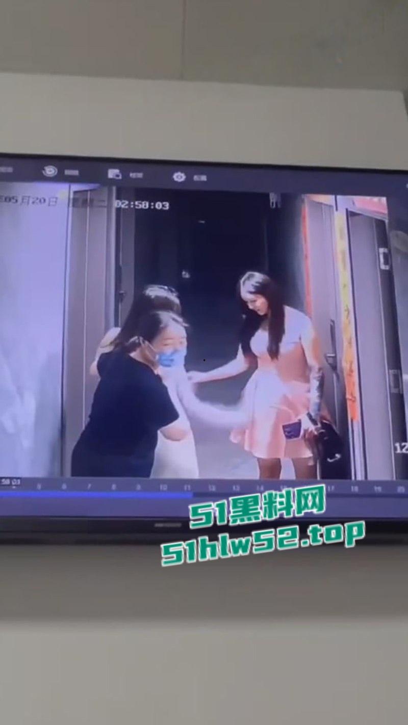 监控下的一幕,美女520当晚酒醉被两名男子捡尸,强行拖入酒店房间 轮奸2小时,酒醒后才被救出逃离!-4