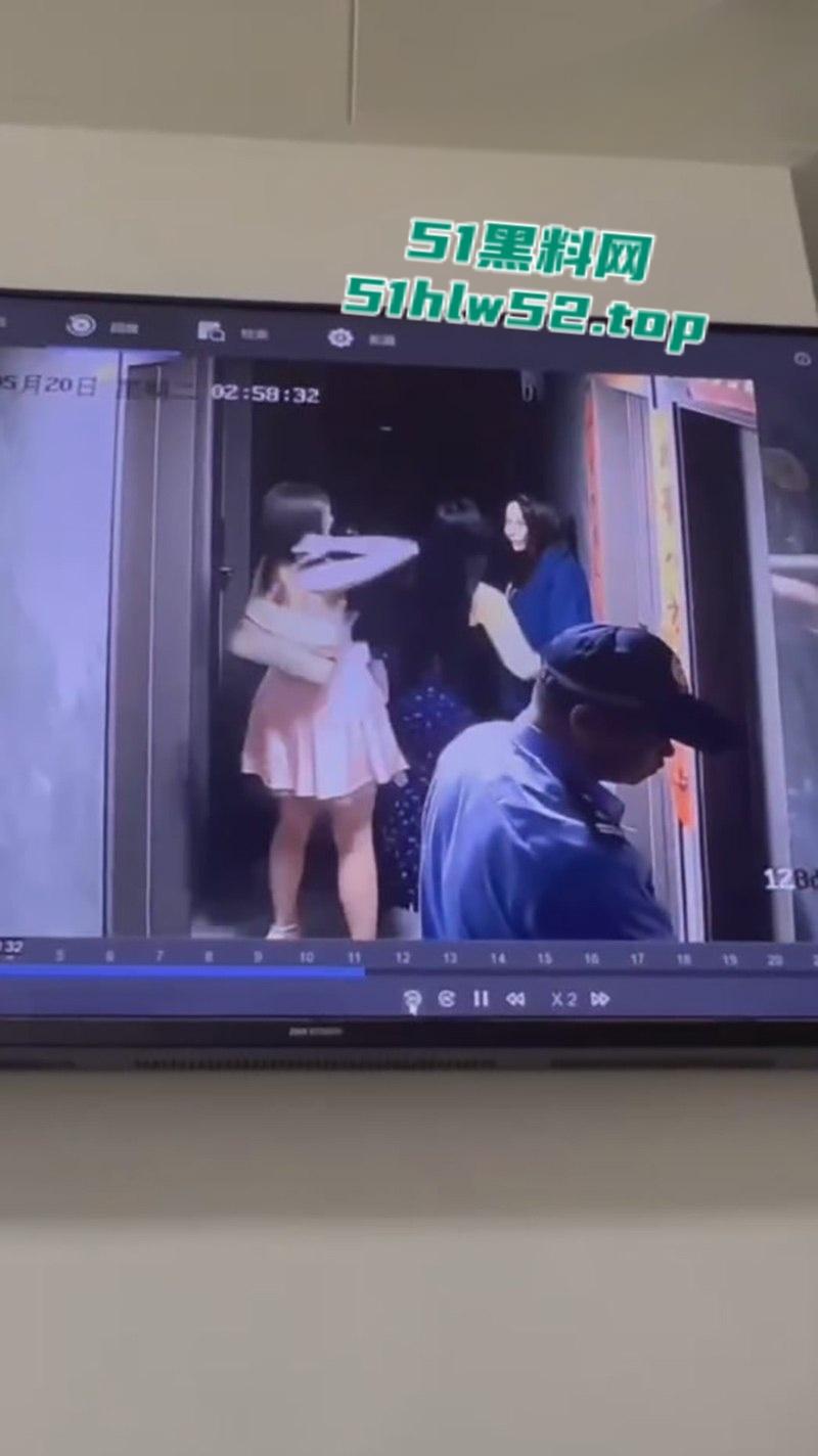 监控下的一幕,美女520当晚酒醉被两名男子捡尸,强行拖入酒店房间 轮奸2小时,酒醒后才被救出逃离!-5