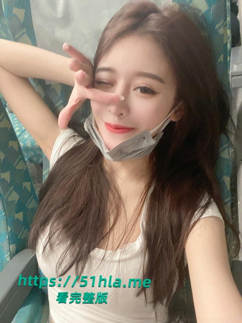 台湾高颜值网红【謝侑芯】大尺度私密照曝光，花样内衣展示完美身材释放挨操信号！-1