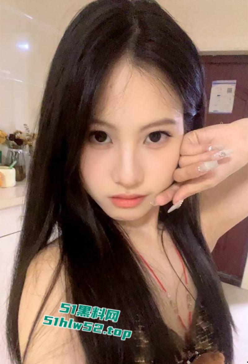 性感人妻少妇【小楼】穿着黑丝高跟被炮友各种体位抽插爆操，伴随着荡妇的淫叫，射到她的丝袜玉足上！-2