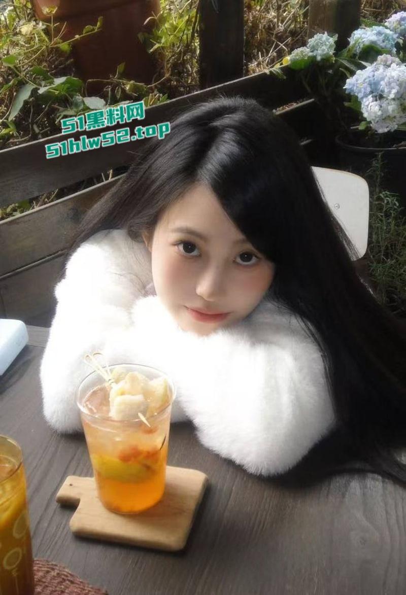 性感人妻少妇【小楼】穿着黑丝高跟被炮友各种体位抽插爆操，伴随着荡妇的淫叫，射到她的丝袜玉足上！-4