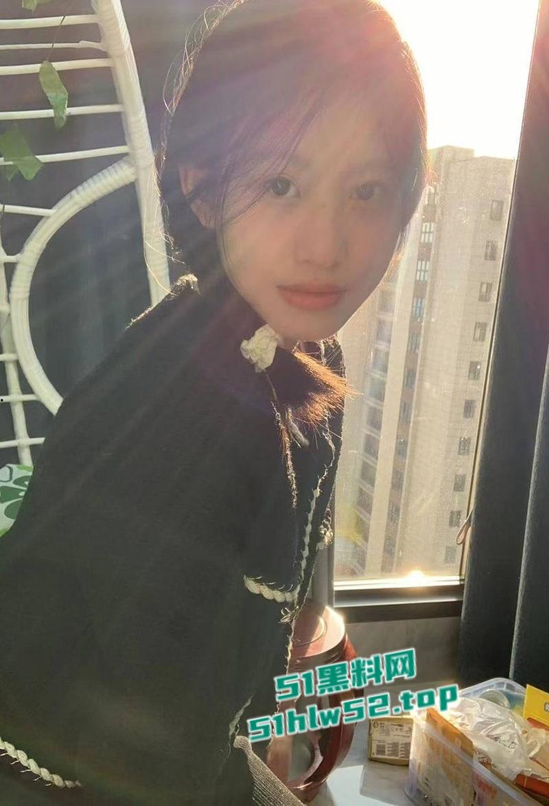 性感人妻少妇【小楼】穿着黑丝高跟被炮友各种体位抽插爆操，伴随着荡妇的淫叫，射到她的丝袜玉足上！-5