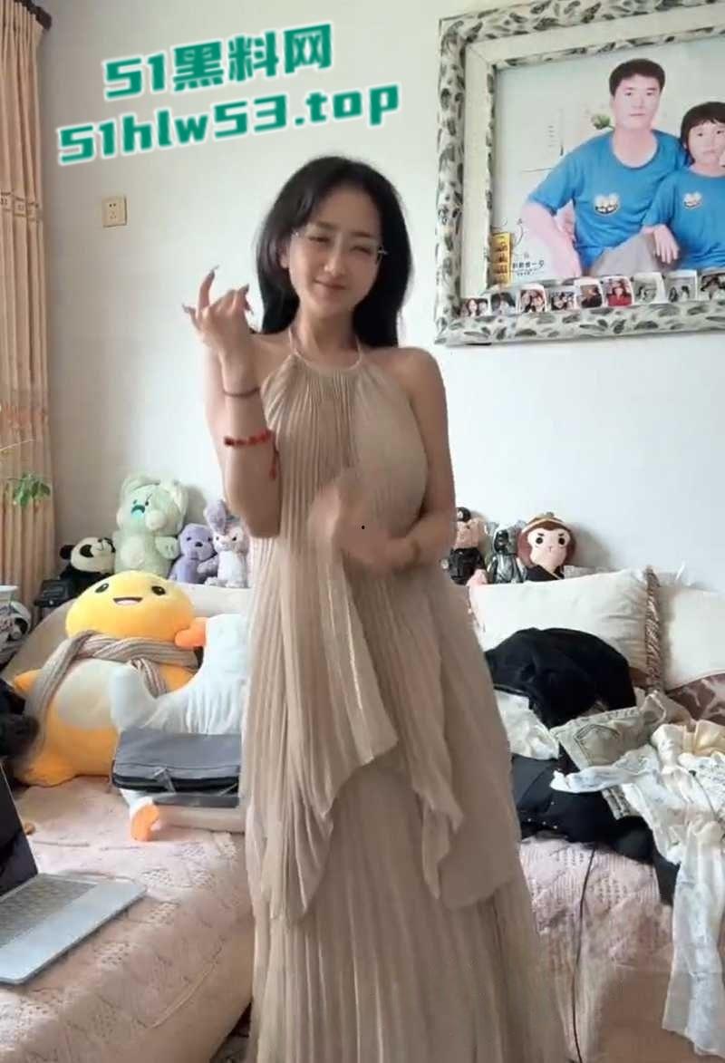 抖音27W粉丝网红【温柔馨馨】约炮视频流出，直播时故意走光拍自慰福利视频，十个眼镜妹九个骚名不虚传！-8