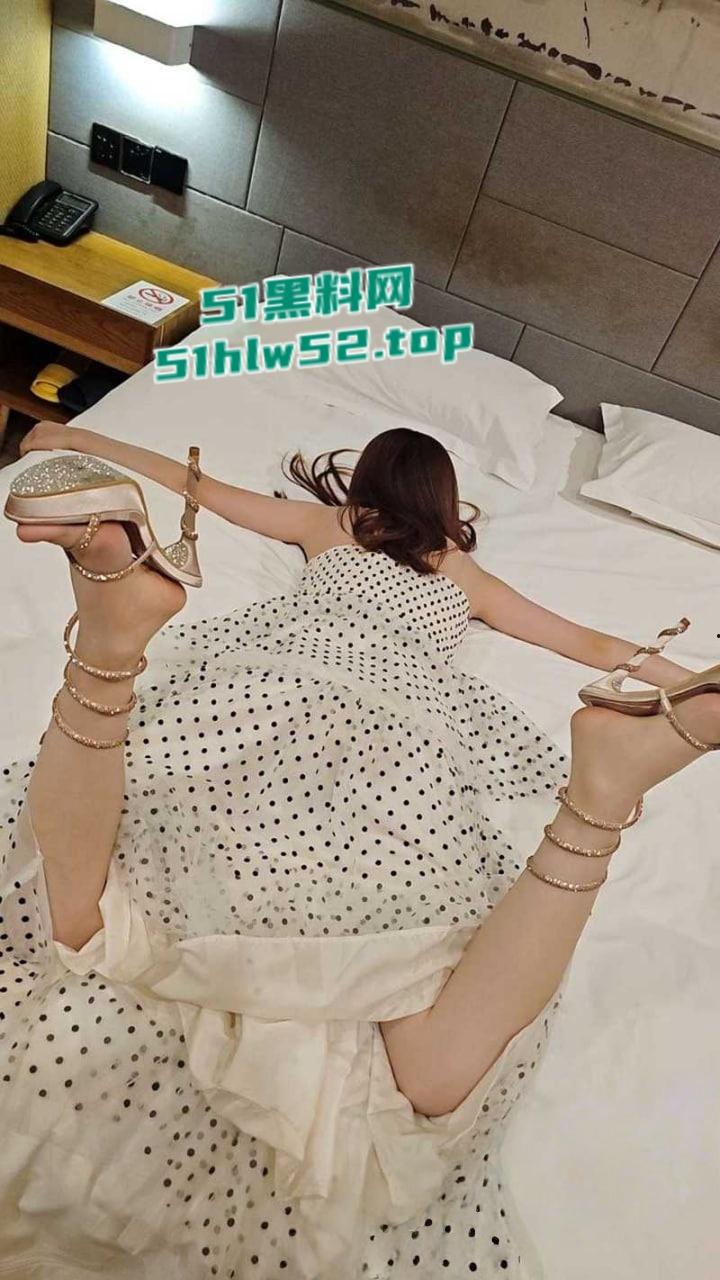 原创狂情哥哥带妹妹出门游玩抵达酒店，妹妹逼痒难耐主动给哥哥足交口交，后入爆操精液射满肥臀！-1