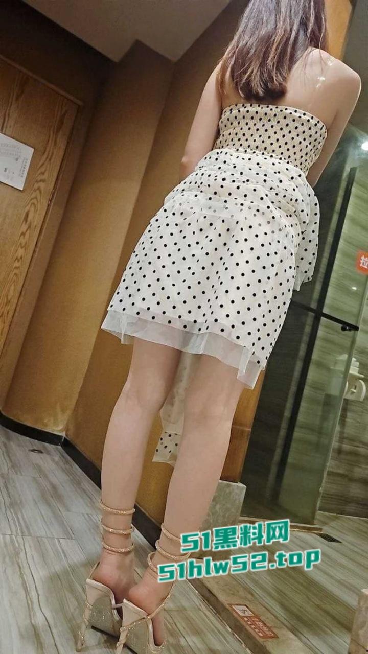 原创狂情哥哥带妹妹出门游玩抵达酒店，妹妹逼痒难耐主动给哥哥足交口交，后入爆操精液射满肥臀！-2