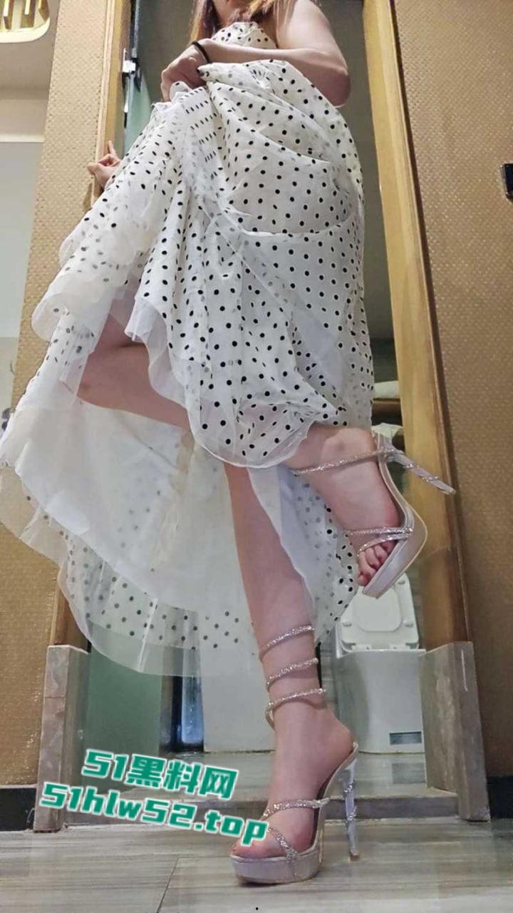 原创狂情哥哥带妹妹出门游玩抵达酒店，妹妹逼痒难耐主动给哥哥足交口交，后入爆操精液射满肥臀！-3