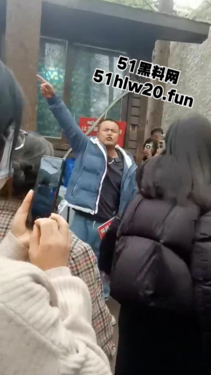 江苏南京相亲角嘴强男女对彩礼问题激烈嘴炮，堪比说唱battle现场！不给彩礼等于白嫖。-2