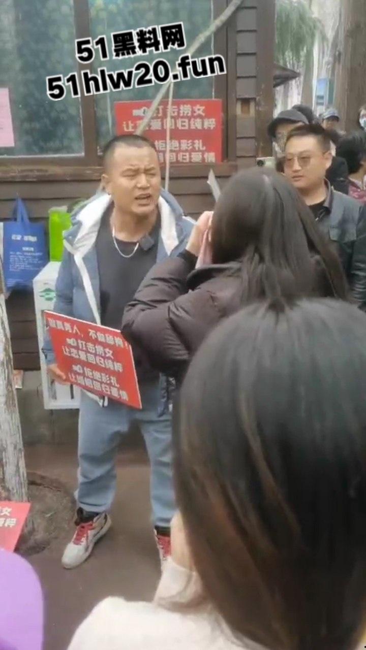 江苏南京相亲角嘴强男女对彩礼问题激烈嘴炮，堪比说唱battle现场！不给彩礼等于白嫖。-3