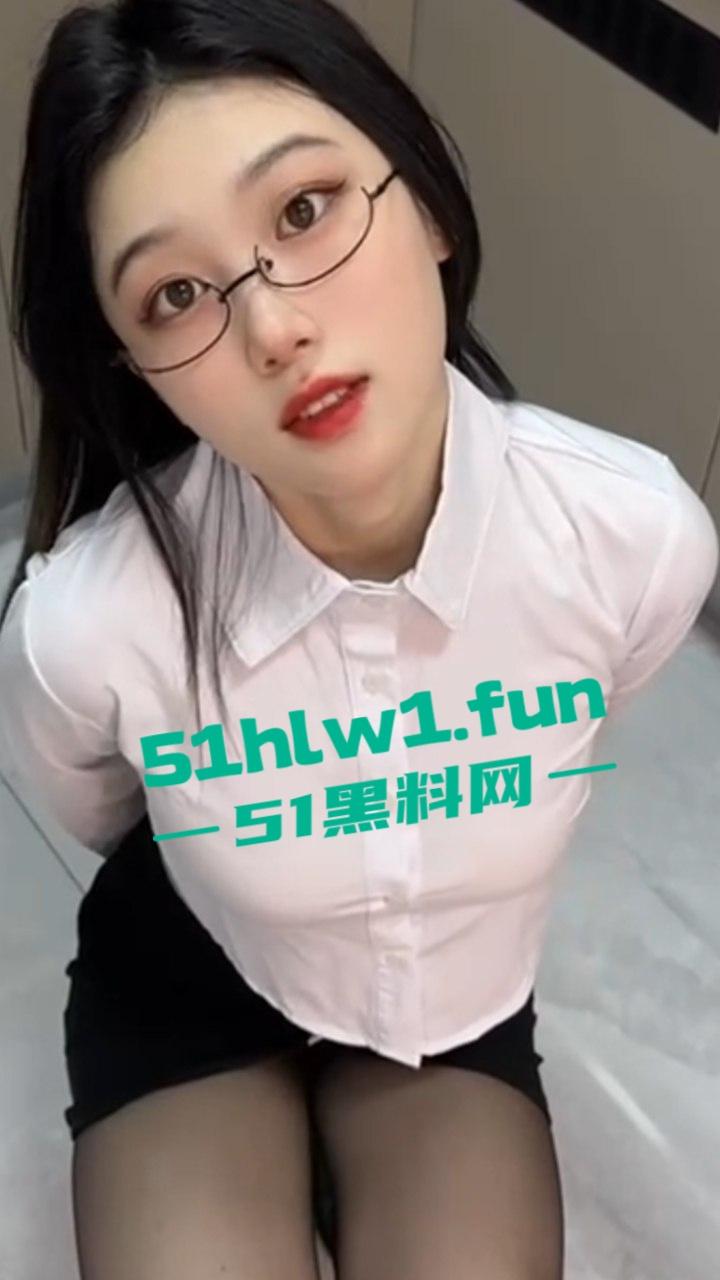 摄影师酒店私拍，极品身材长腿嫩模，穿诱人黑丝高跟，拍职业装私房照，修长美腿超撩人，大尺度自拍合集流出。-8