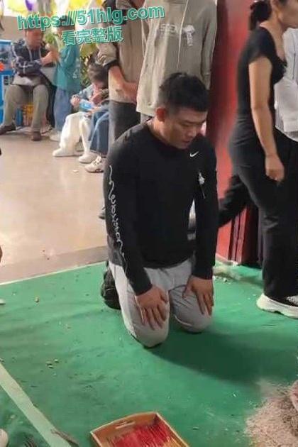 【德宏芒市】女子【晓林】因老公【林强】长期出轨不堪其辱选择自杀！男子跪在灵堂忏悔，与小三激情视频被全网疯传，引发热议！-2