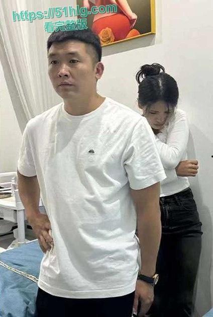 【德宏芒市】女子【晓林】因老公【林强】长期出轨不堪其辱选择自杀！男子跪在灵堂忏悔，与小三激情视频被全网疯传，引发热议！-3