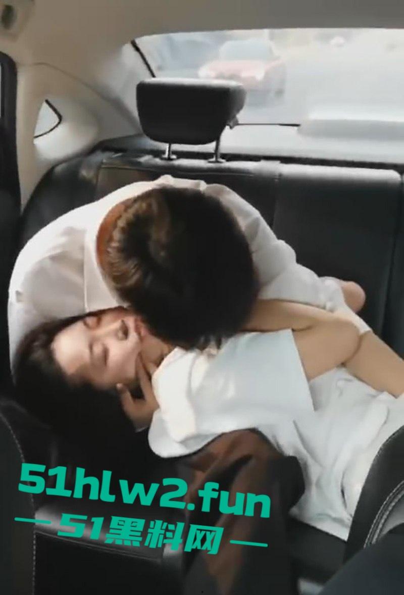 网约车秒变激情角落,小情侣后座干柴烈火,亲到腿软手伸裙底扣逼,司机大哥强忍不回头!-4