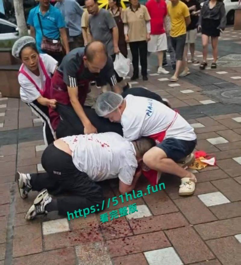 重庆南坪面馆老板抢客引发血腥斗殴持刀互砍，场面混乱血迹四溅，现场完整版视频流出！-1