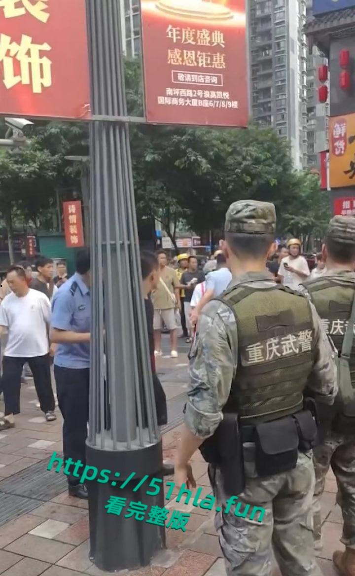 重庆南坪面馆老板抢客引发血腥斗殴持刀互砍，场面混乱血迹四溅，现场完整版视频流出！-3