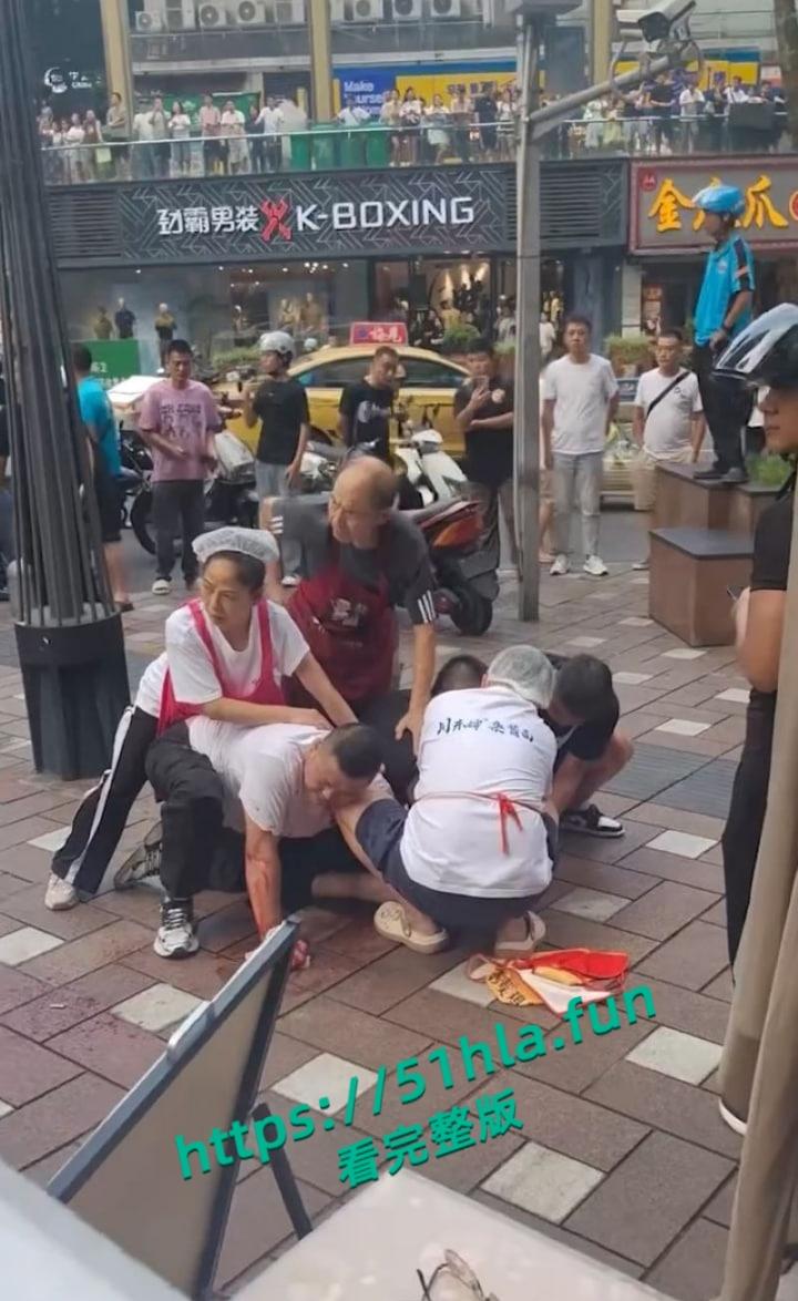 重庆南坪面馆老板抢客引发血腥斗殴持刀互砍，场面混乱血迹四溅，现场完整版视频流出！-4