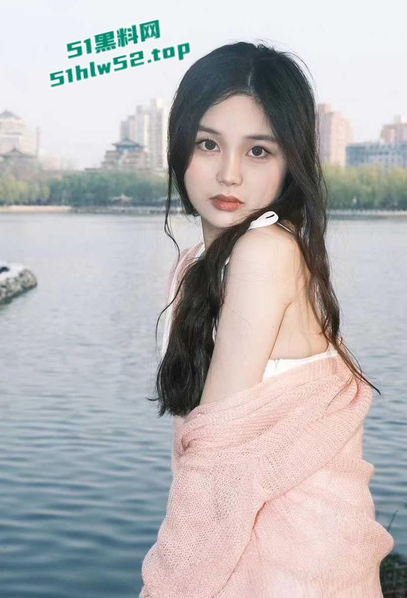 北京城市学院少女【王晗】性爱视频泄露，高颜值学生妹露脸口交，骑乘撸管还被颜射！-6