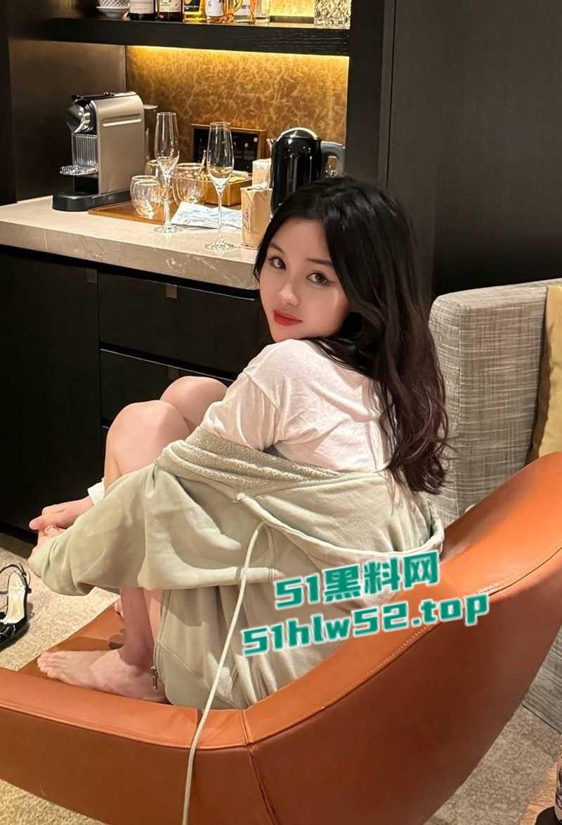 北京城市学院少女【王晗】性爱视频泄露，高颜值学生妹露脸口交，骑乘撸管还被颜射！-10