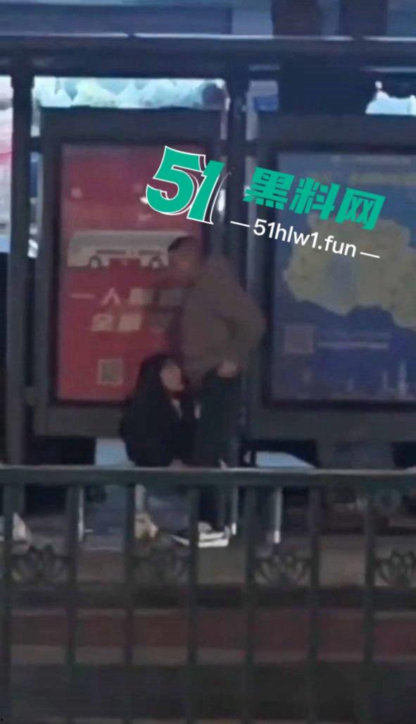 震惊！常州大学城公交车站两男女饥渴难耐当街啪啪，各种姿势变换无视路人视频曝光全网疯传。-1