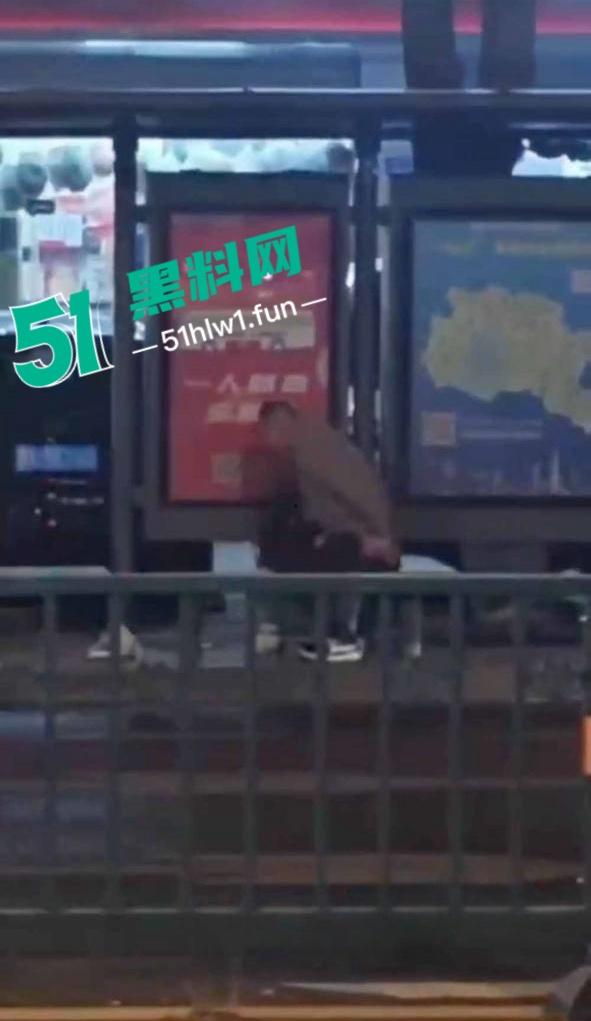 震惊！常州大学城公交车站两男女饥渴难耐当街啪啪，各种姿势变换无视路人视频曝光全网疯传。-2