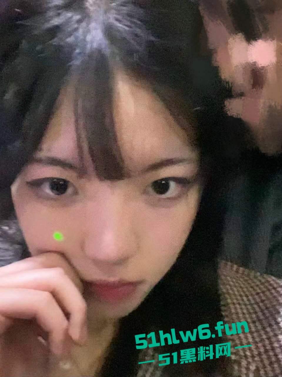 广西桂林某大学班花【刘思婷】去酒吧喝酒被闺蜜灌醉,贡献给富二代们迷奸玩弄,各种操逼插穴玩的不亦乐乎。-10