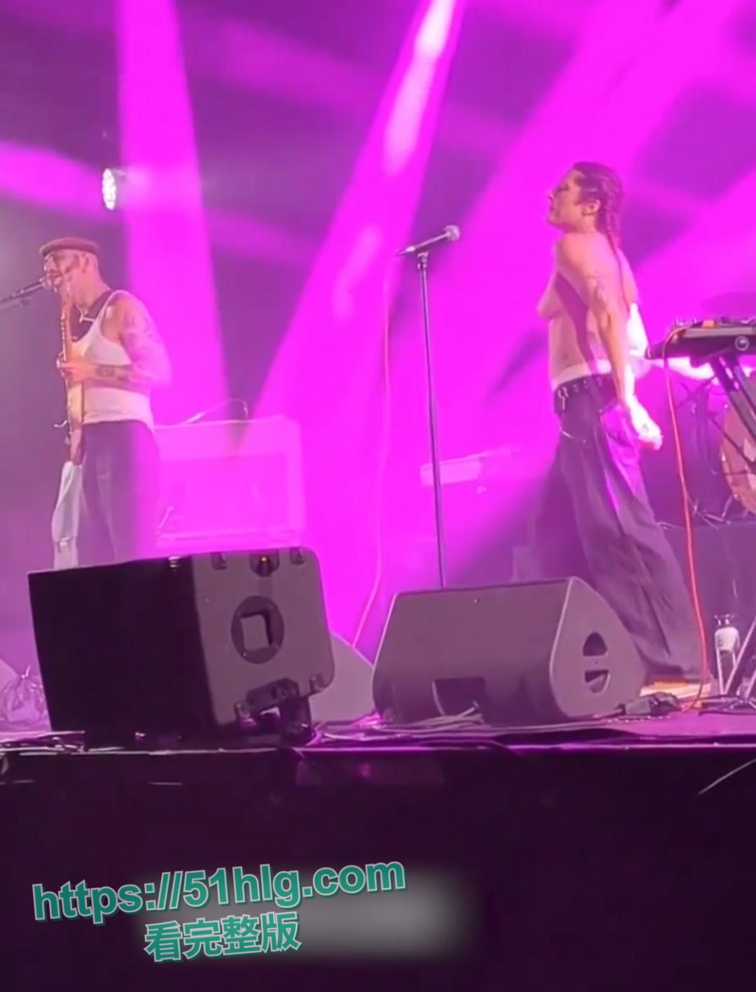 震撼!【法国】摇滚女神【蕾贝嘉】音乐节上遭遇猥琐男骚扰,竟用性感双乳魅力征服全场-2