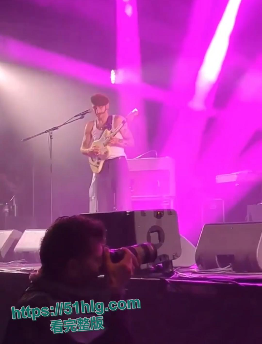 震撼!【法国】摇滚女神【蕾贝嘉】音乐节上遭遇猥琐男骚扰,竟用性感双乳魅力征服全场-4