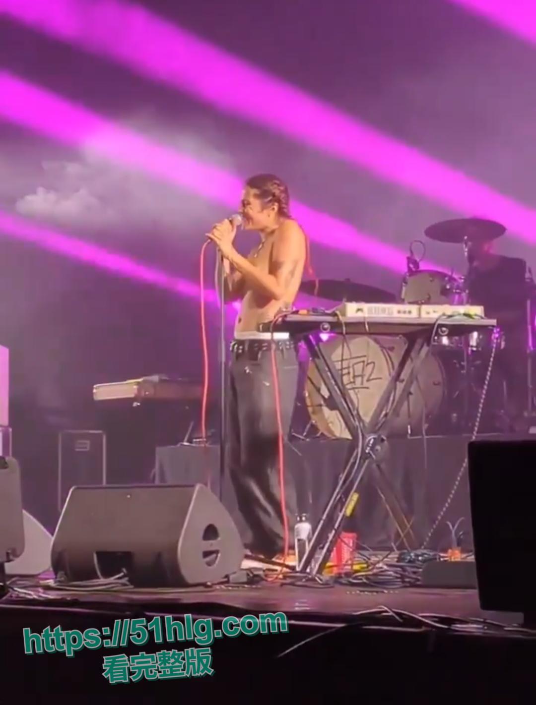 震撼!【法国】摇滚女神【蕾贝嘉】音乐节上遭遇猥琐男骚扰,竟用性感双乳魅力征服全场-5