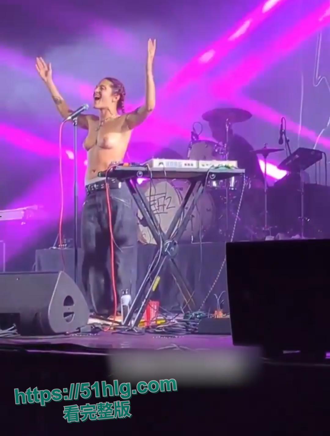 震撼!【法国】摇滚女神【蕾贝嘉】音乐节上遭遇猥琐男骚扰,竟用性感双乳魅力征服全场-6