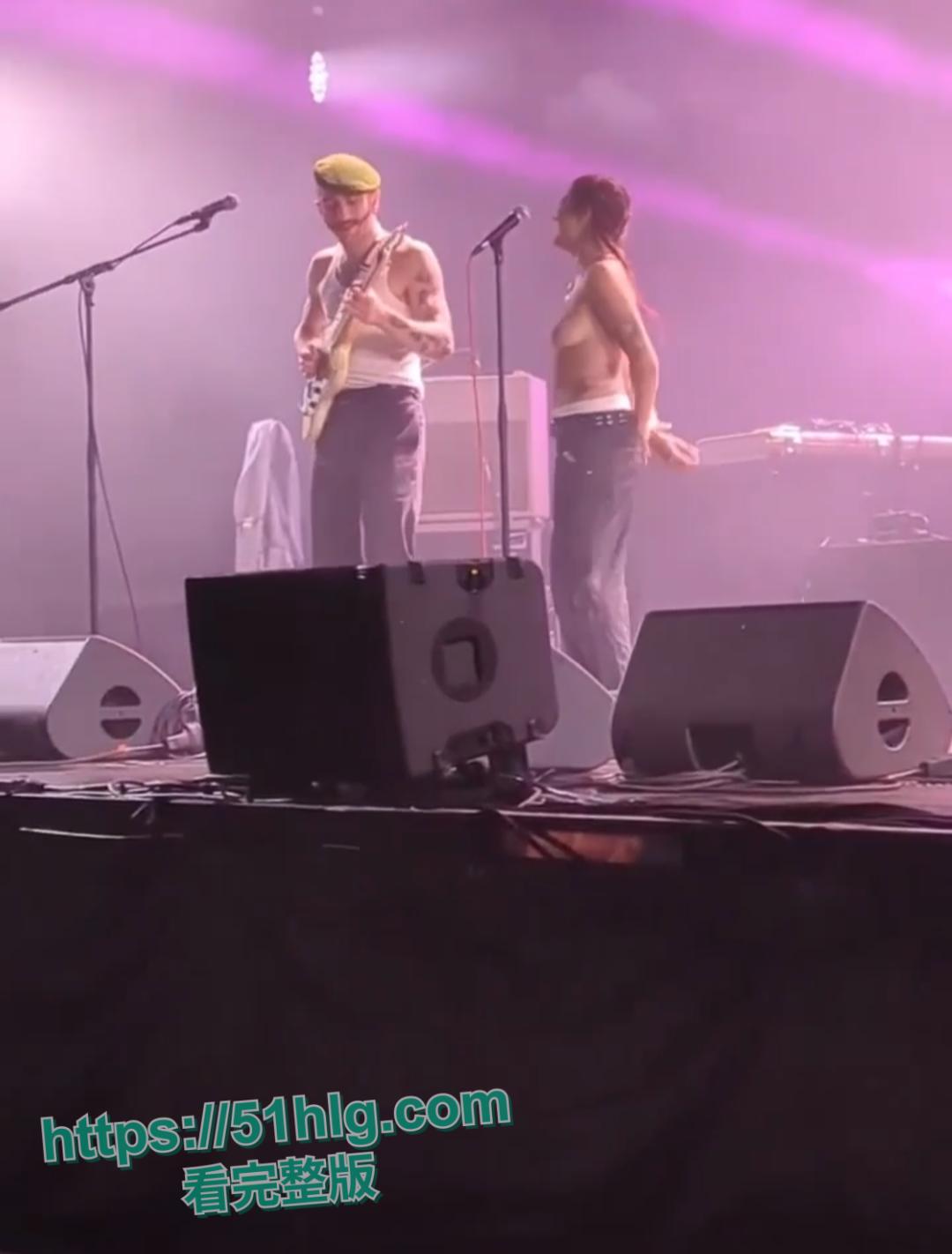 震撼!【法国】摇滚女神【蕾贝嘉】音乐节上遭遇猥琐男骚扰,竟用性感双乳魅力征服全场-7