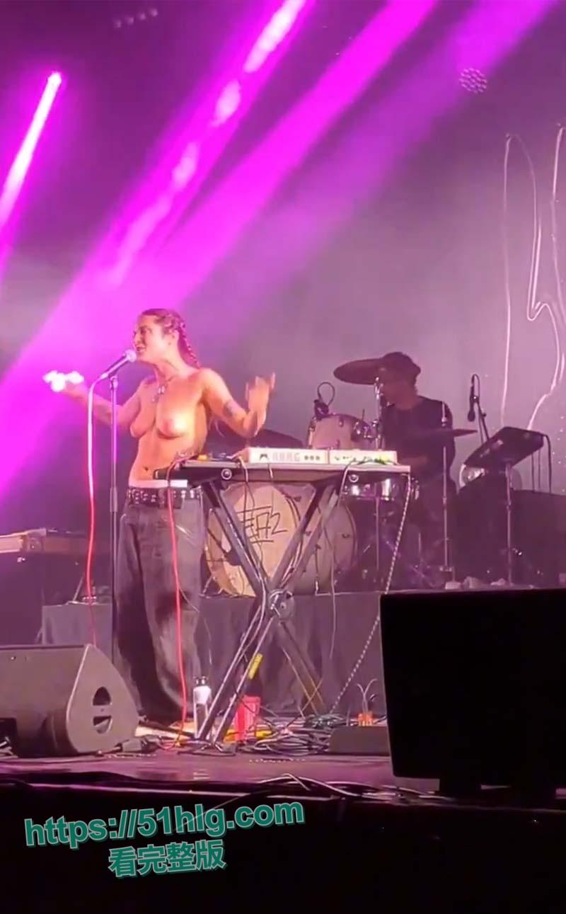 震撼!【法国】摇滚女神【蕾贝嘉】音乐节上遭遇猥琐男骚扰,竟用性感双乳魅力征服全场-9