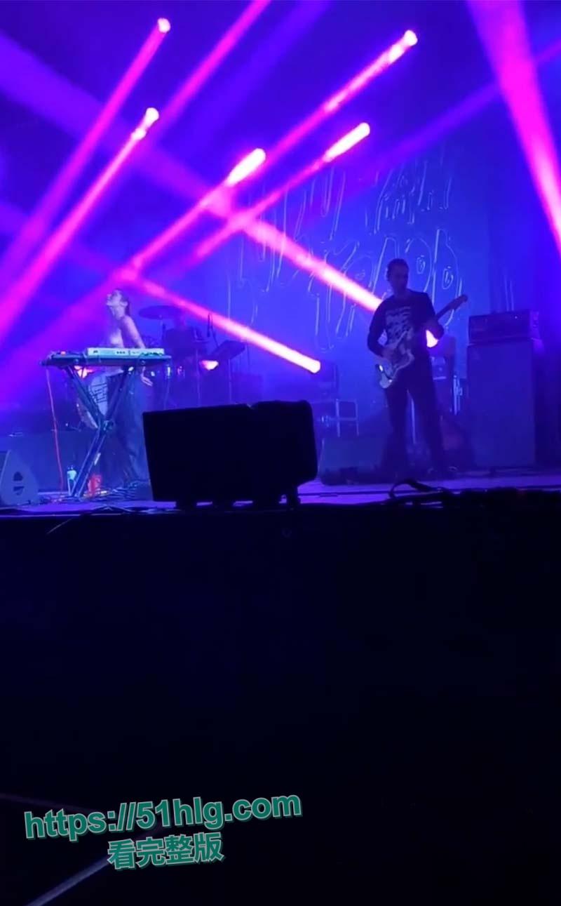 震撼!【法国】摇滚女神【蕾贝嘉】音乐节上遭遇猥琐男骚扰,竟用性感双乳魅力征服全场-10