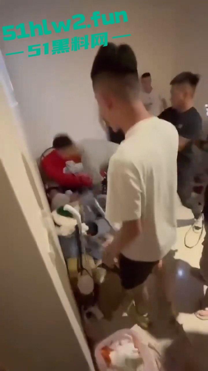 台湾直播主遭一群人拳打脚踢,直播间瞬间变战场,棍子都拿出来了招呼着打,实在是辣眼!-3