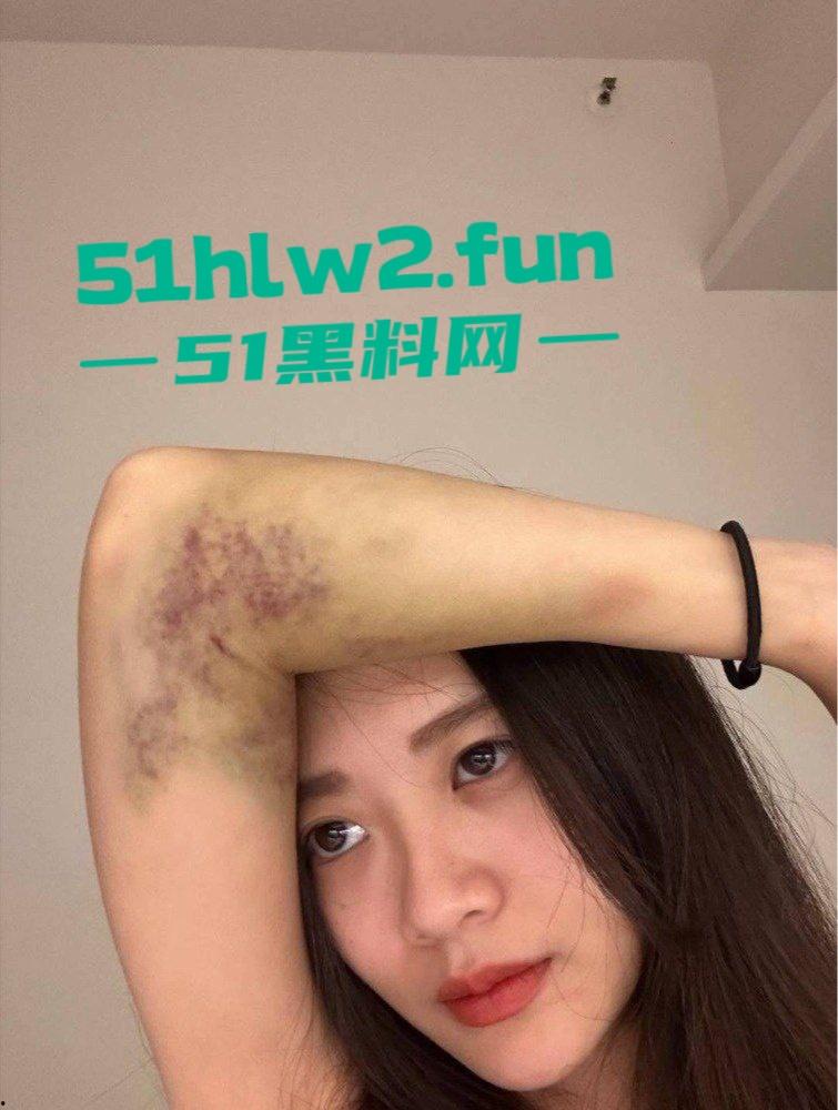 台湾直播主遭一群人拳打脚踢,直播间瞬间变战场,棍子都拿出来了招呼着打,实在是辣眼!-4