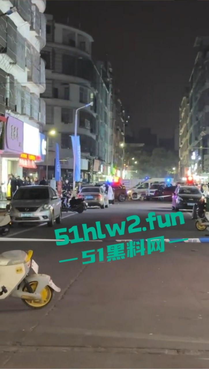 广东揭阳二奶街突发血案,男子美容店内行凶捅店长后自残,警察现场处理成瓜友焦点!-1