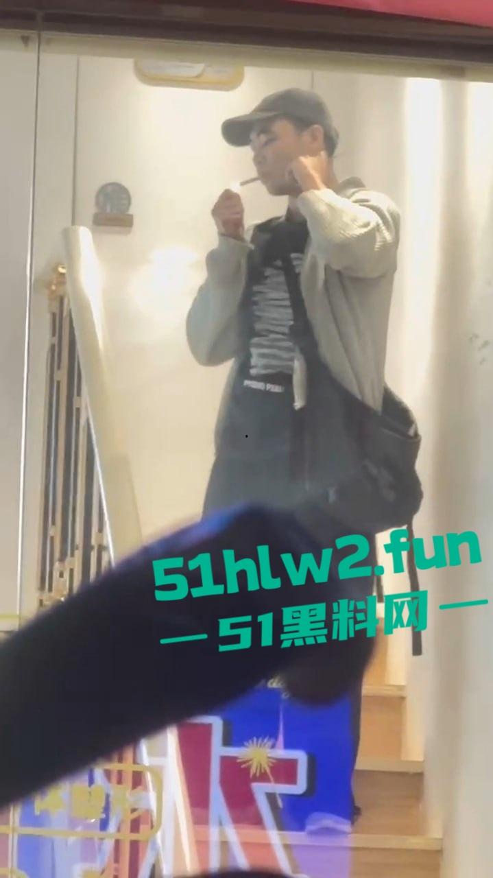 广东揭阳二奶街突发血案,男子美容店内行凶捅店长后自残,警察现场处理成瓜友焦点!-2