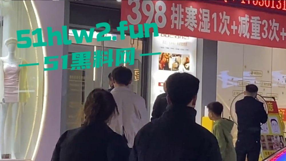 广东揭阳二奶街突发血案,男子美容店内行凶捅店长后自残,警察现场处理成瓜友焦点!-5