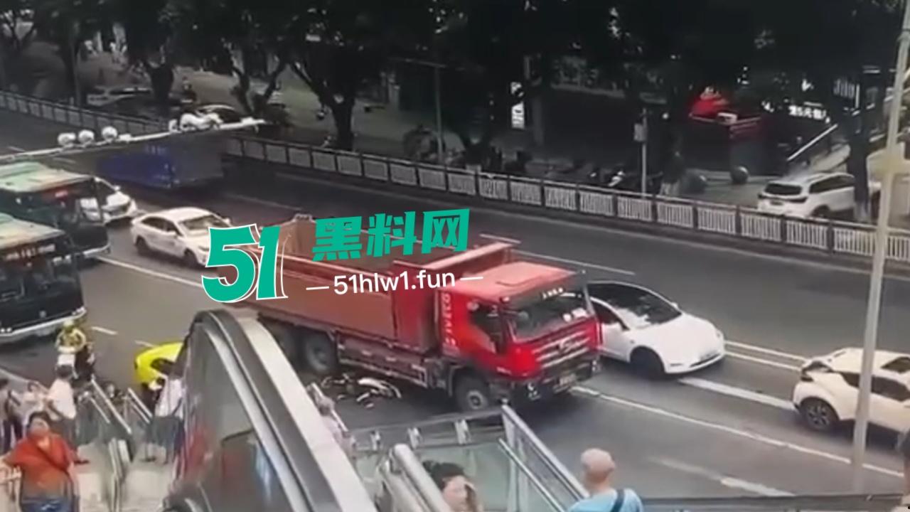 【血腥恐怖】重庆五里店灯饰广场万丰路口发生严重车祸,男子骑电瓶车行驶在货车前方盲区被当场碾压爆头。-2