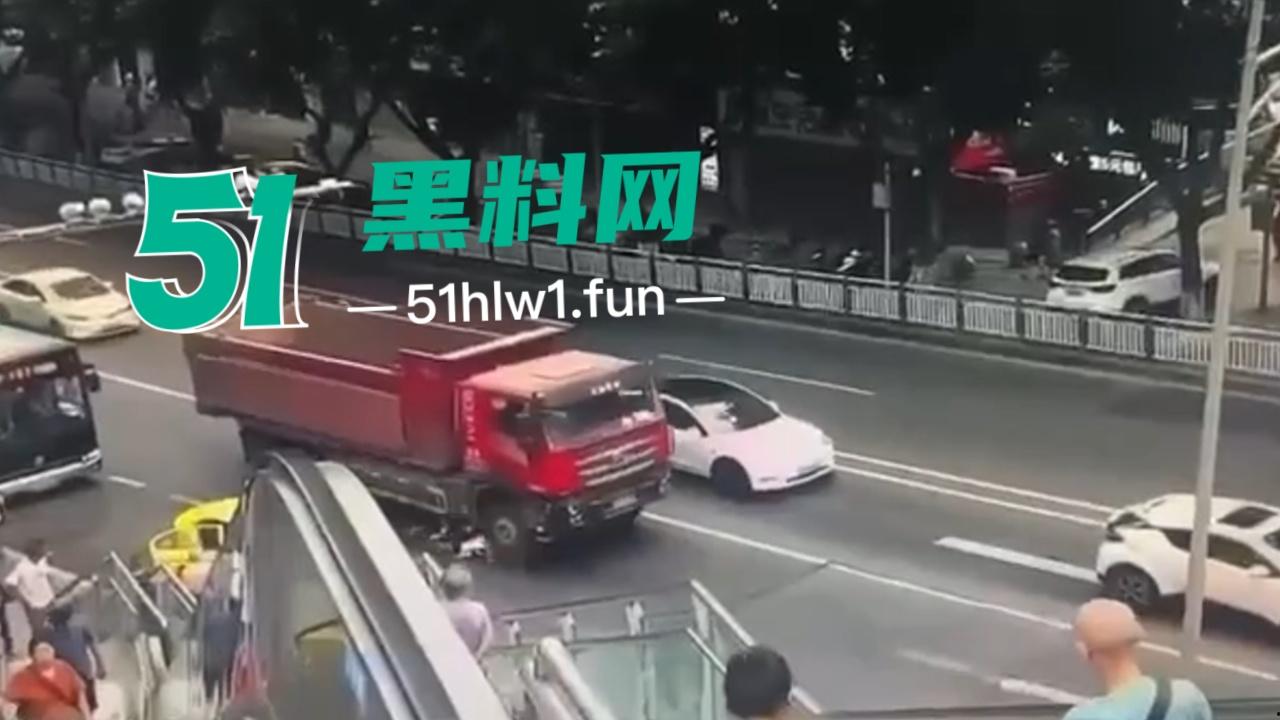 【血腥恐怖】重庆五里店灯饰广场万丰路口发生严重车祸,男子骑电瓶车行驶在货车前方盲区被当场碾压爆头。-5