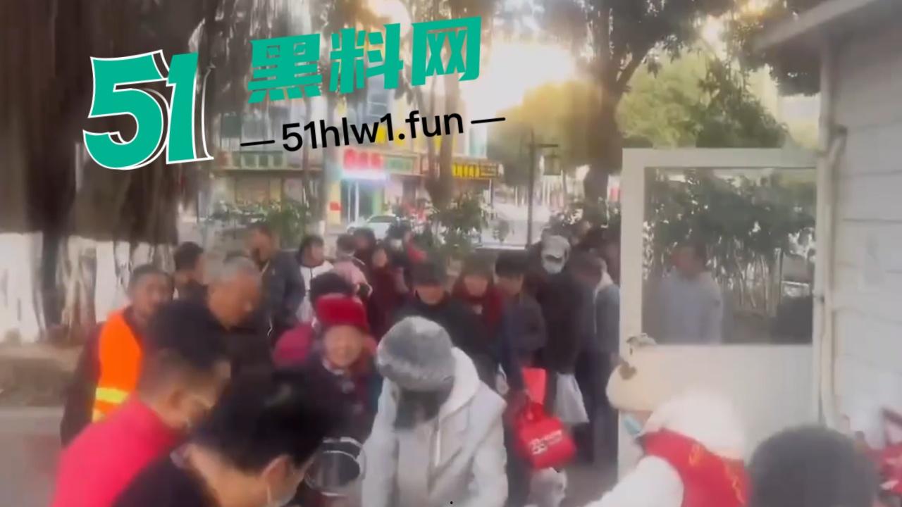 泉州石狮鸳鸯池公园免费爱心早餐摊,被大爷破口大骂只因来晚没拿到油条,果然生米恩斗米仇啊。-5