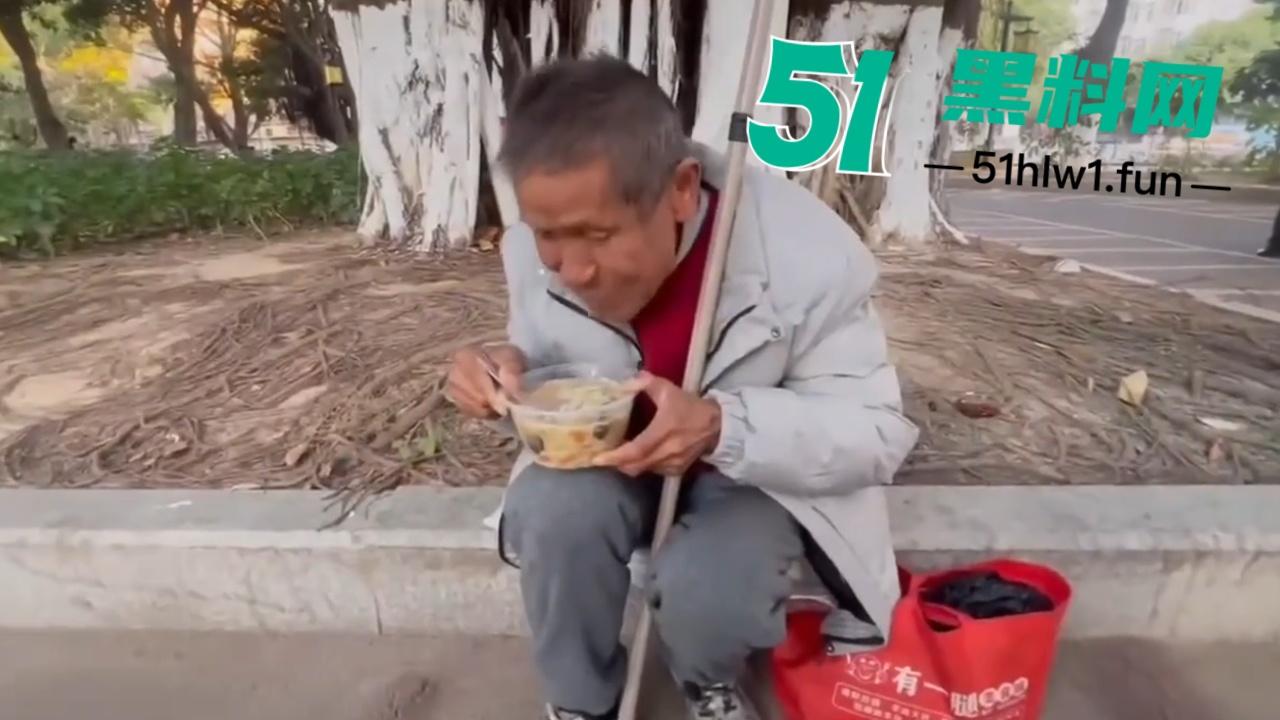 泉州石狮鸳鸯池公园免费爱心早餐摊,被大爷破口大骂只因来晚没拿到油条,果然生米恩斗米仇啊。-6